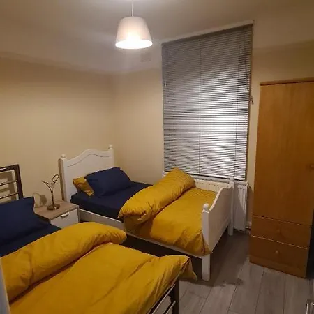 Entire 2 Bedroom Home/Flat In London, Central Line Exterior photo