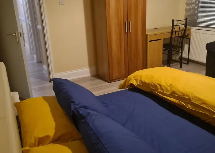 Entire 2 Bedroom Home/Flat In London, Central Line