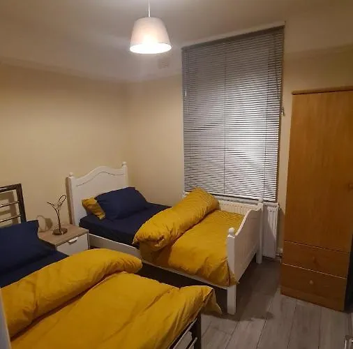 Entire 2 Bedroom Home/Flat In London, Central Line