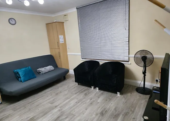 Entire 2 Bedroom Home/Flat In London, Central Line