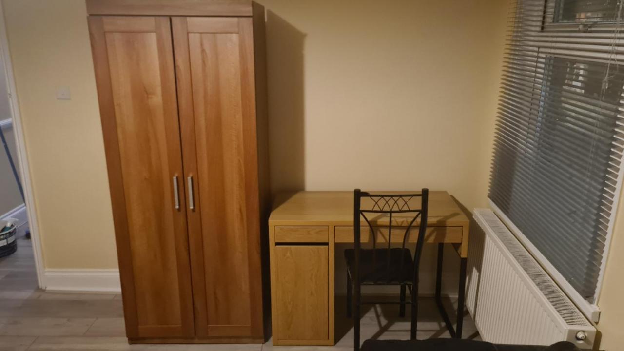 Entire 2 Bedroom Home/flat In London, Line