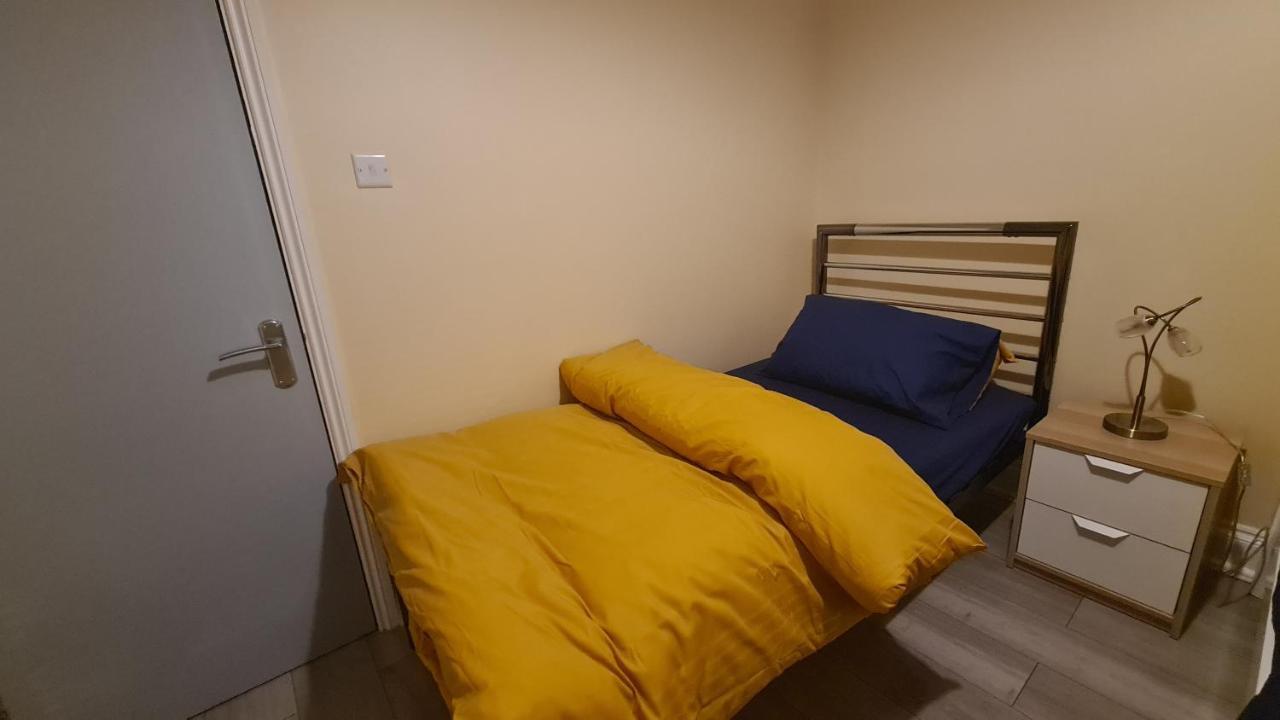 Apartment Entire 2 Bedroom Home/flat In London, Line London