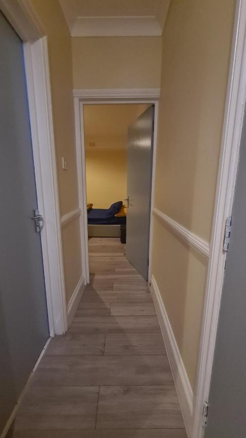 Apartment Entire 2 Bedroom Home/flat In London, Line London