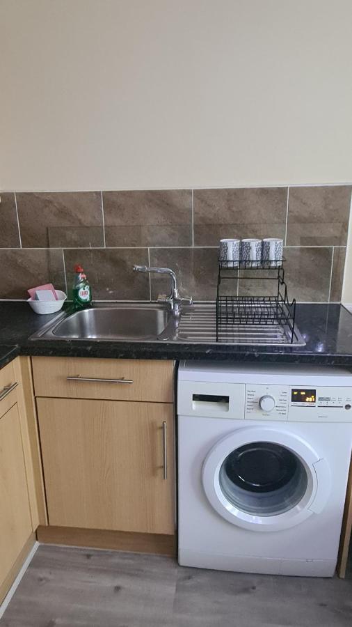 Entire 2 Bedroom Home/flat In London, Line