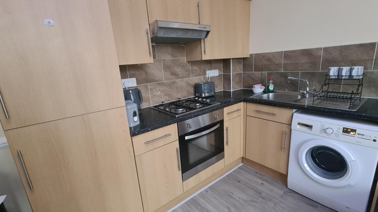 Apartment Entire 2 Bedroom Home/flat In London, Line
