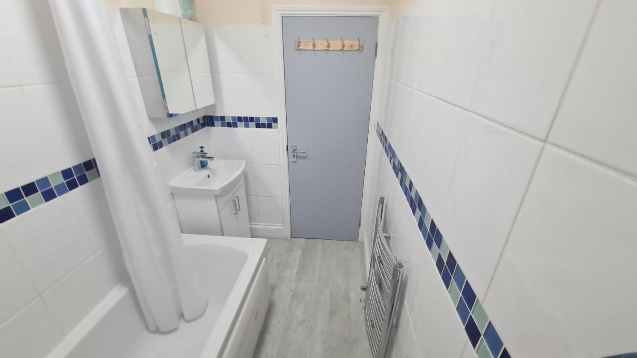 Apartment Entire 2 Bedroom Home/flat In London, Line *