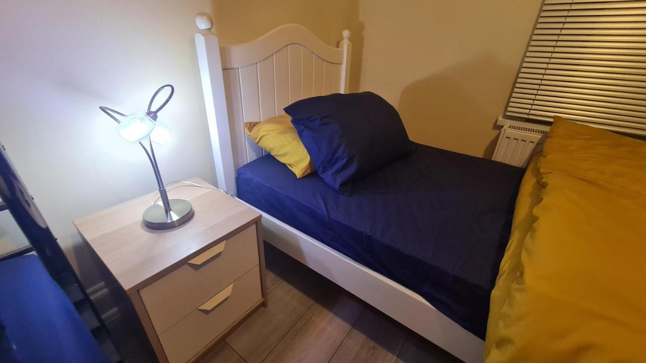 Apartment Entire 2 Bedroom Home/flat In London, Line London