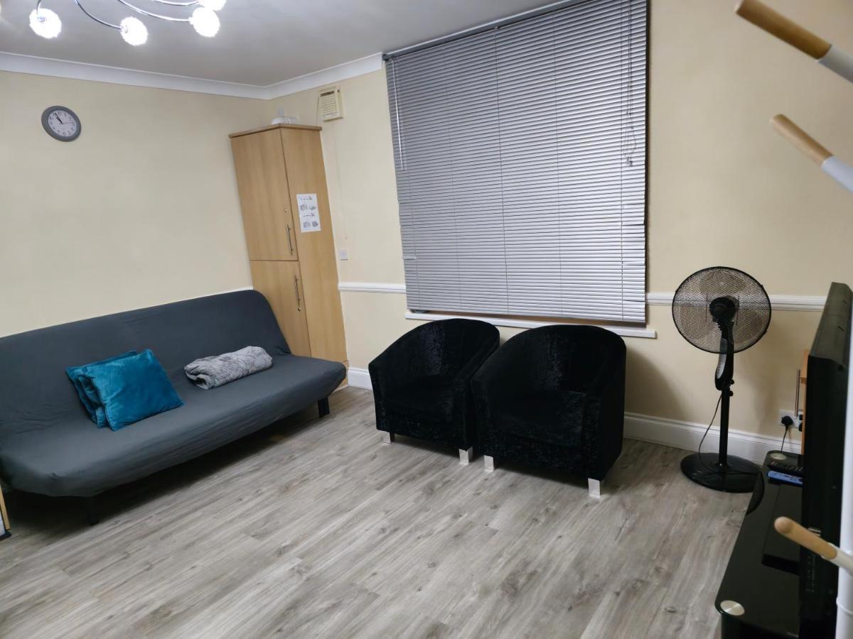 Entire 2 Bedroom Home/flat In London, Line Apartment